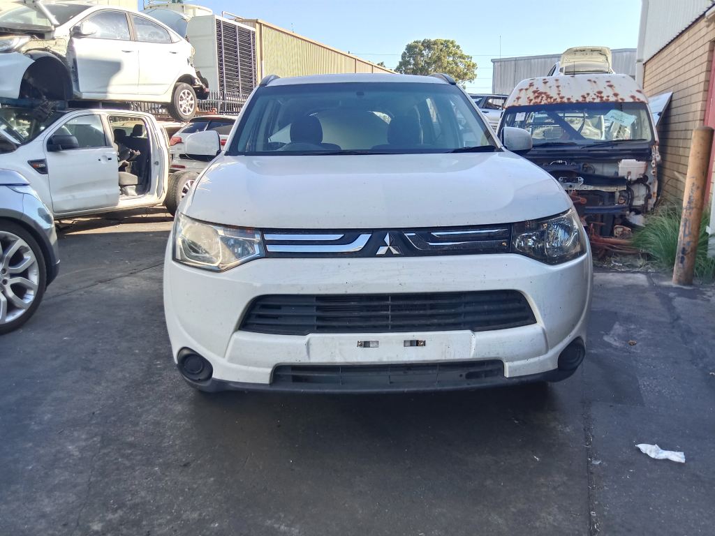P5342 - Mitsubishi Outlander 2013 White Wrecking