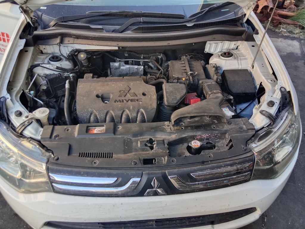 P5342 - Mitsubishi Outlander 2013 White Wrecking - Image 2