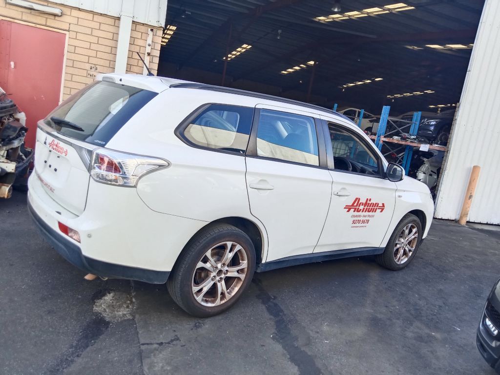 P5342 - Mitsubishi Outlander 2013 White Wrecking - Image 12