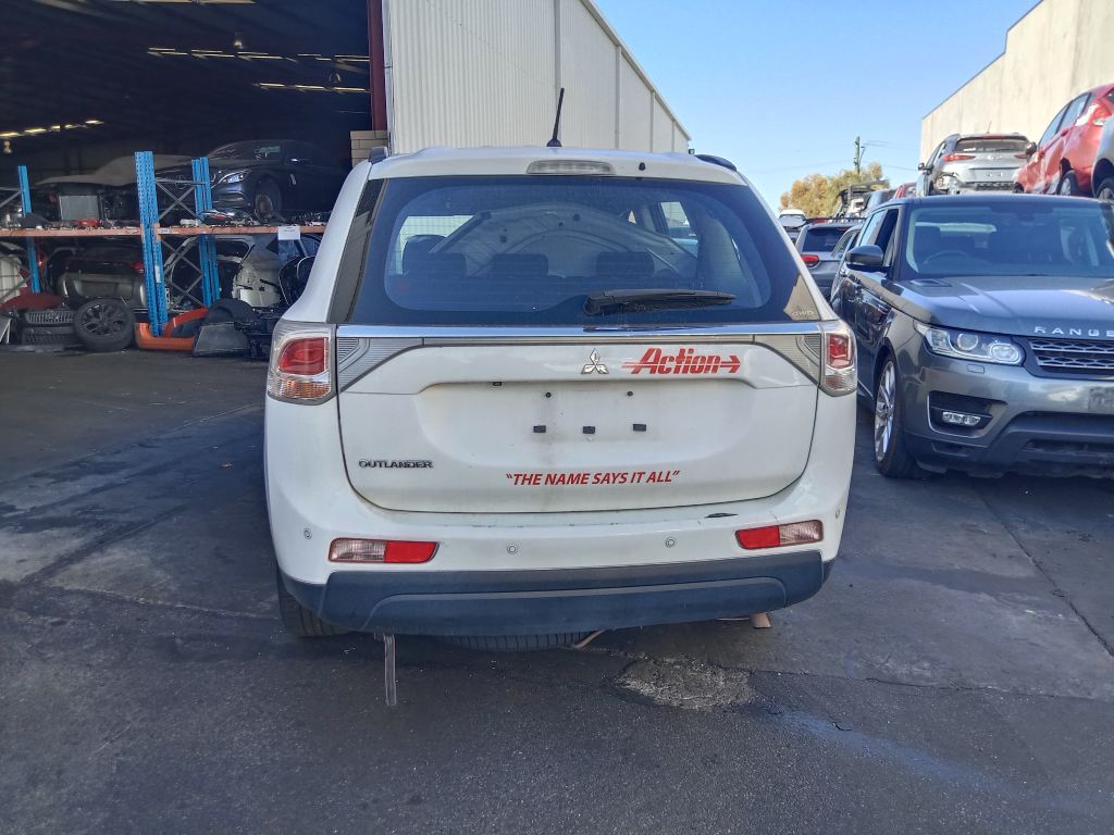 P5342 - Mitsubishi Outlander 2013 White Wrecking - Image 13