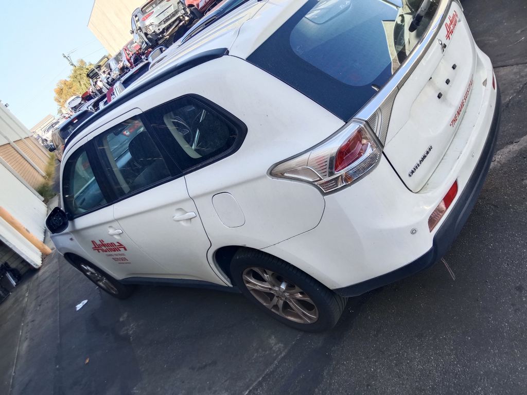 P5342 - Mitsubishi Outlander 2013 White Wrecking - Image 14