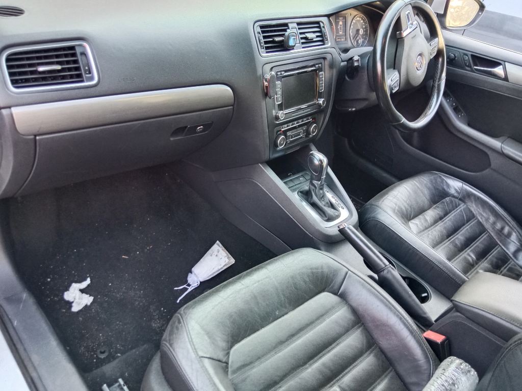 P5344 - Volkswagen Jetta 2011 Silver Wrecking - Image 2