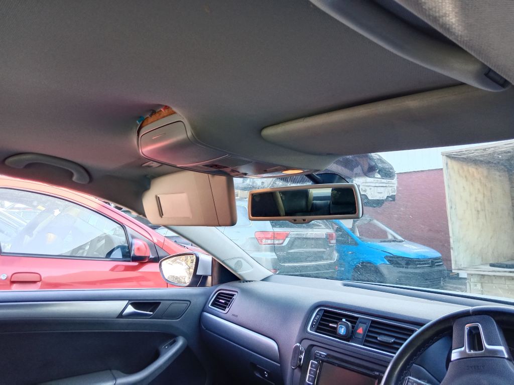 P5344 - Volkswagen Jetta 2011 Silver Wrecking - Image 3