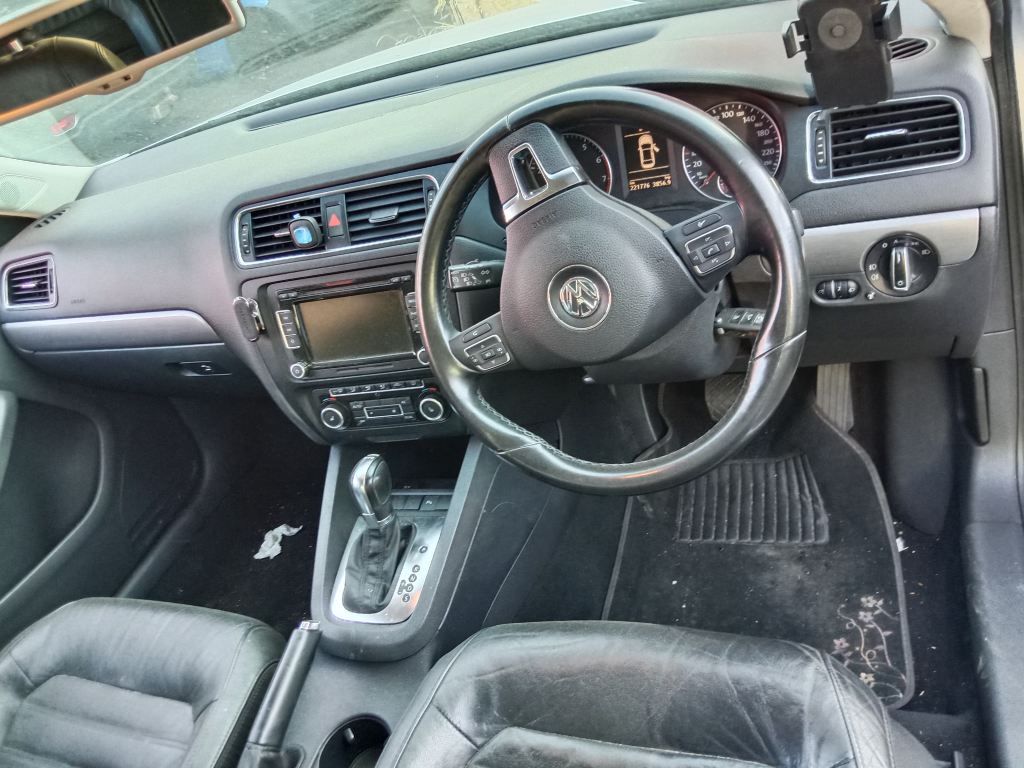 P5344 - Volkswagen Jetta 2011 Silver Wrecking - Image 4