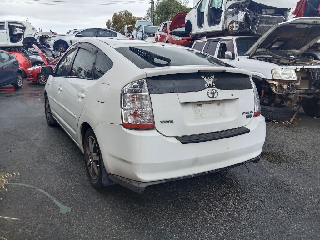 P5351 - Toyota Prius Hybrid 2006 White Wrecking - Image 14