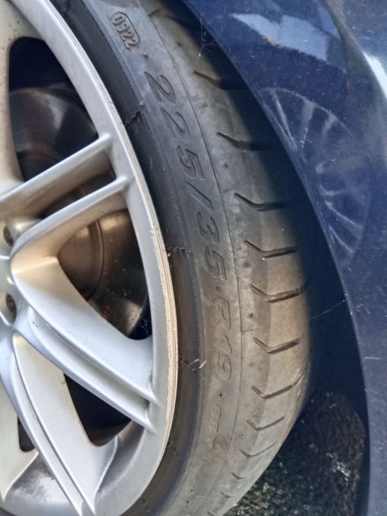 P5371 - BMW 3 Series E90 2008 Blue Wrecking - Image 2