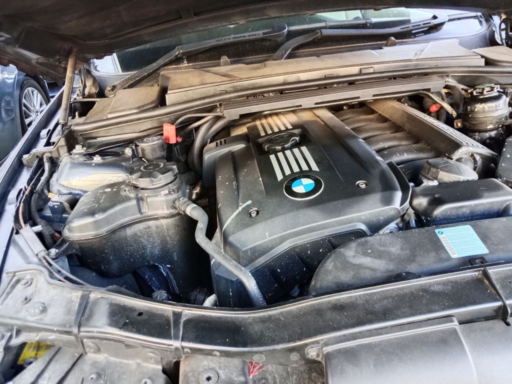 P5371 - BMW 3 Series E90 2008 Blue Wrecking - Image 4