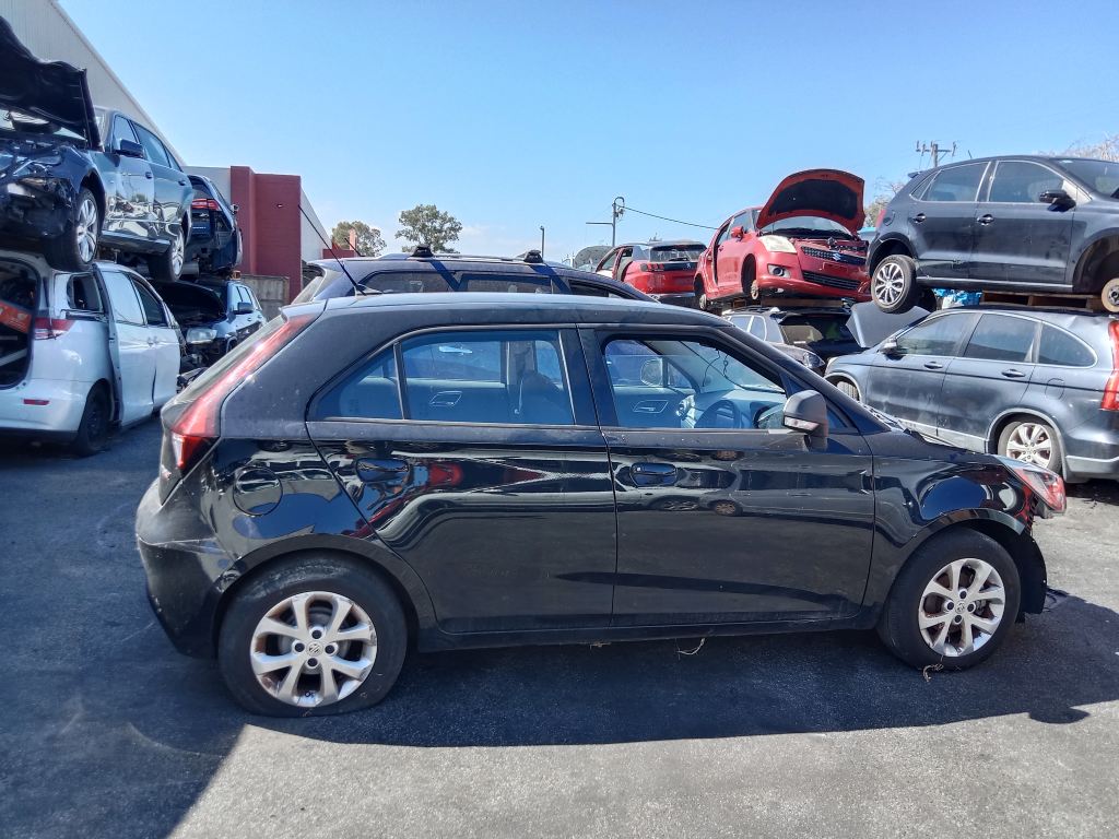 P5385 - Toyota Yaris 2011 Silver Wrecking - Image 10