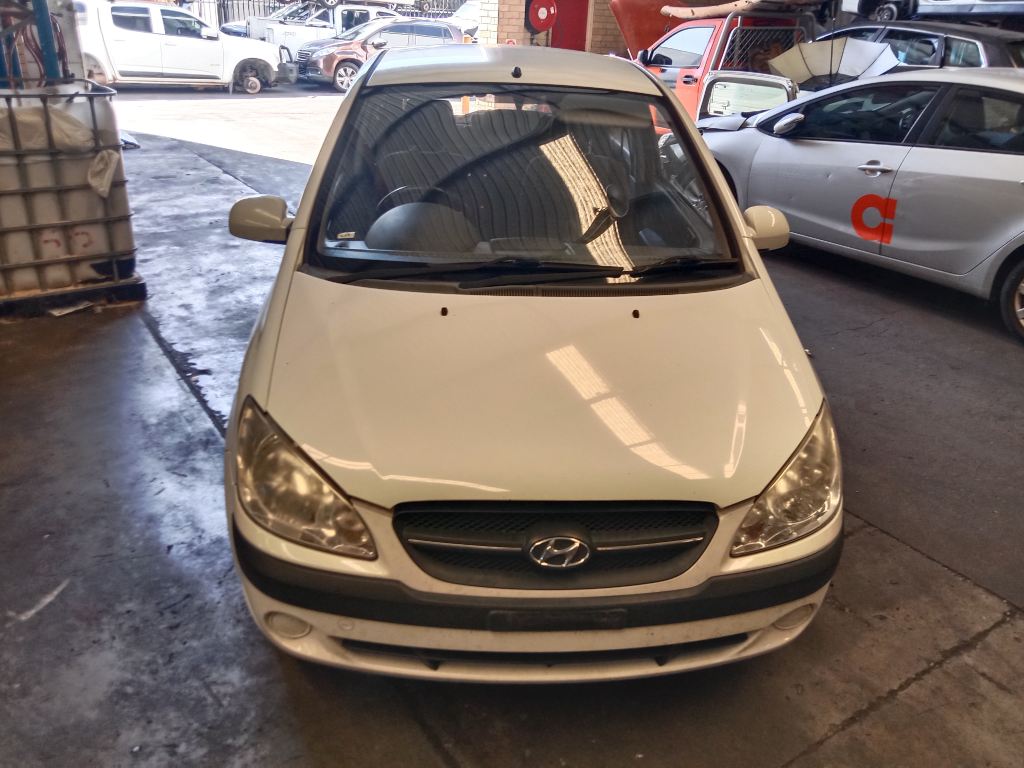 P5390 - Toyota hiace 2006 White Wrecking