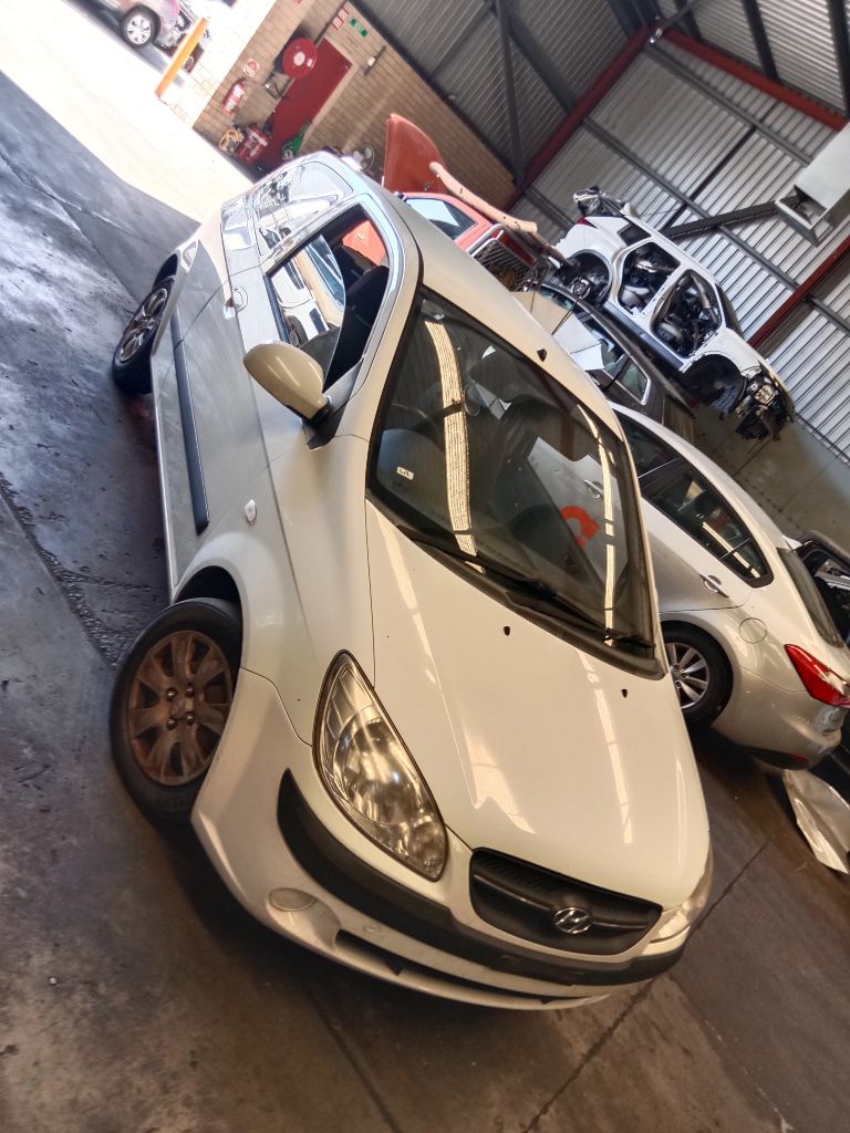 P5390 - Toyota hiace 2006 White Wrecking - Image 3