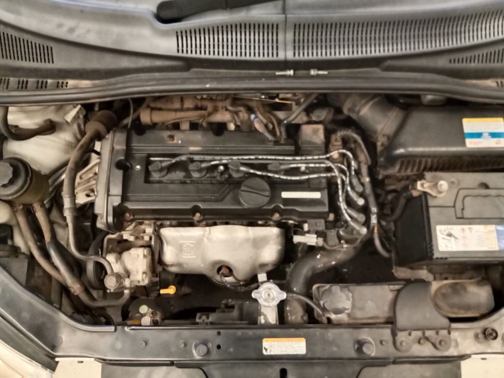 P5390 - Toyota hiace 2006 White Wrecking - Image 4