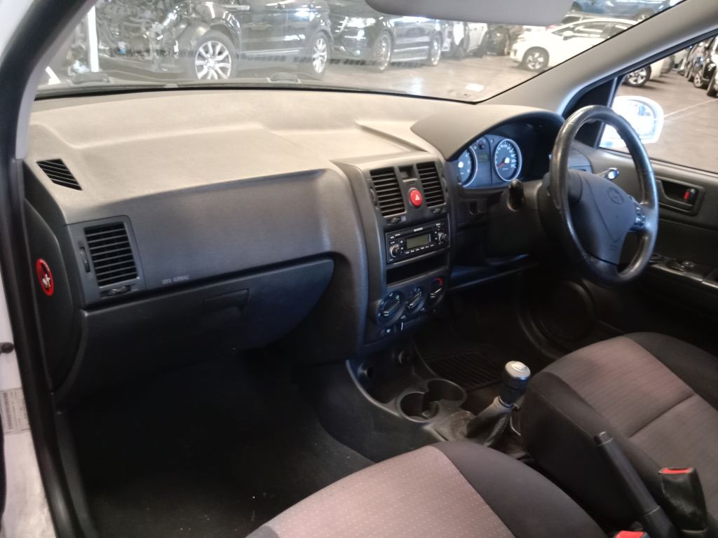 P5390 - Toyota hiace 2006 White Wrecking - Image 5