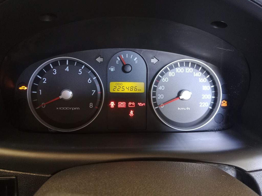 P5390 - Toyota hiace 2006 White Wrecking - Image 6