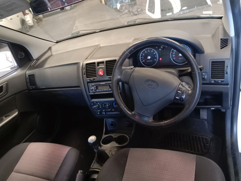 P5390 - Toyota hiace 2006 White Wrecking - Image 7