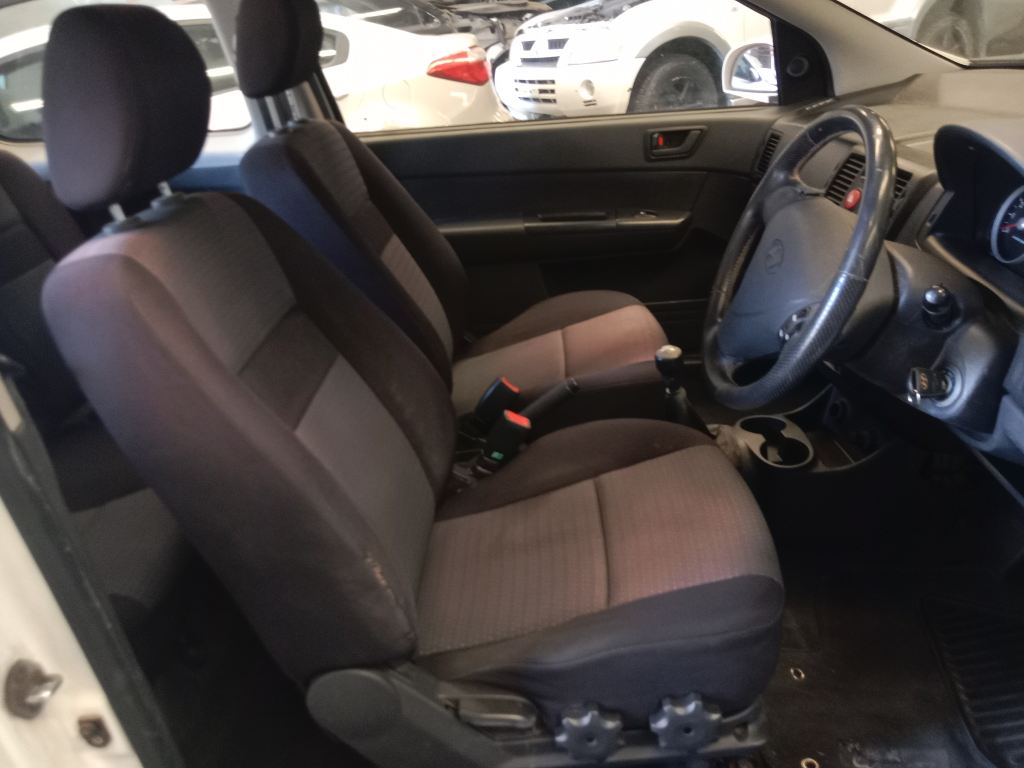 P5390 - Toyota hiace 2006 White Wrecking - Image 8