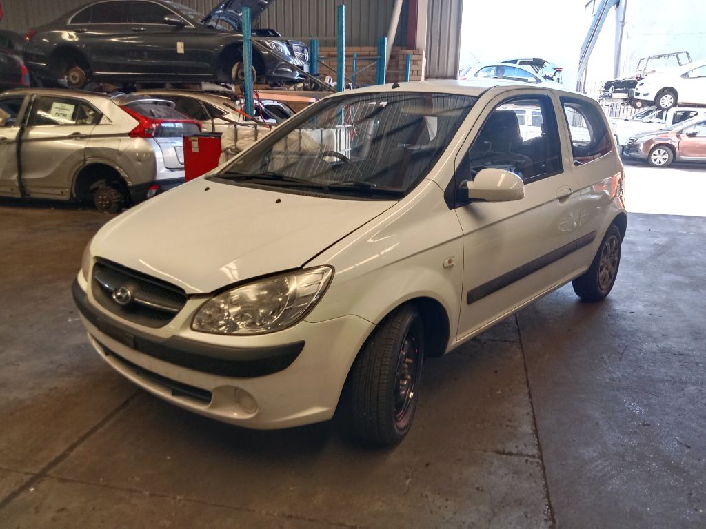 P5390 - Toyota hiace 2006 White Wrecking - Image 12