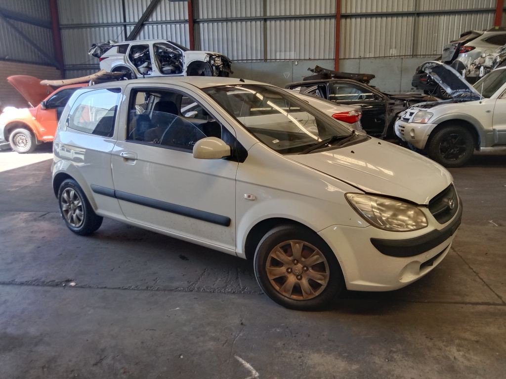 P5390 - Toyota hiace 2006 White Wrecking - Image 13