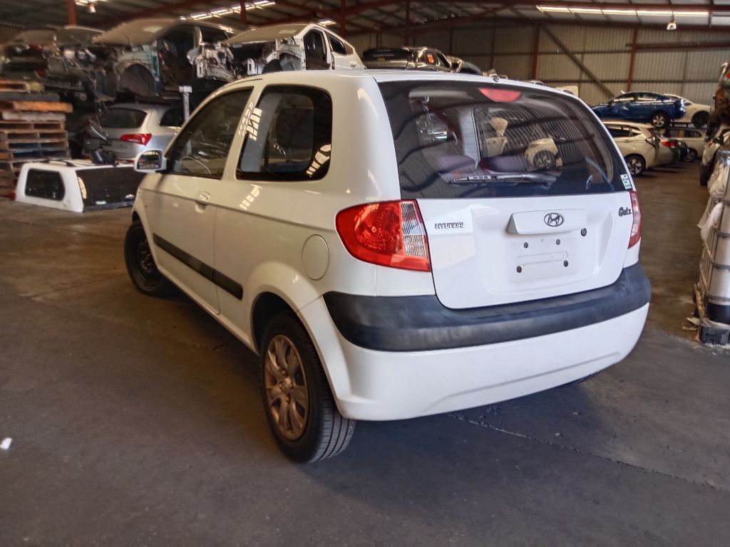 P5390 - Toyota hiace 2006 White Wrecking - Image 15