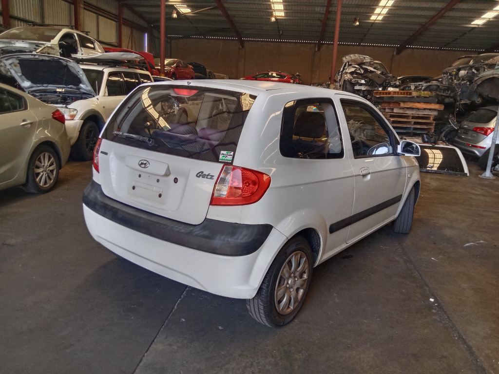 P5390 - Toyota hiace 2006 White Wrecking - Image 16