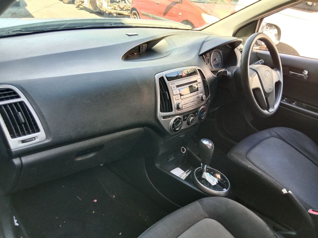 P5398 - Hyundai i20 2014 White Wrecking - Image 3