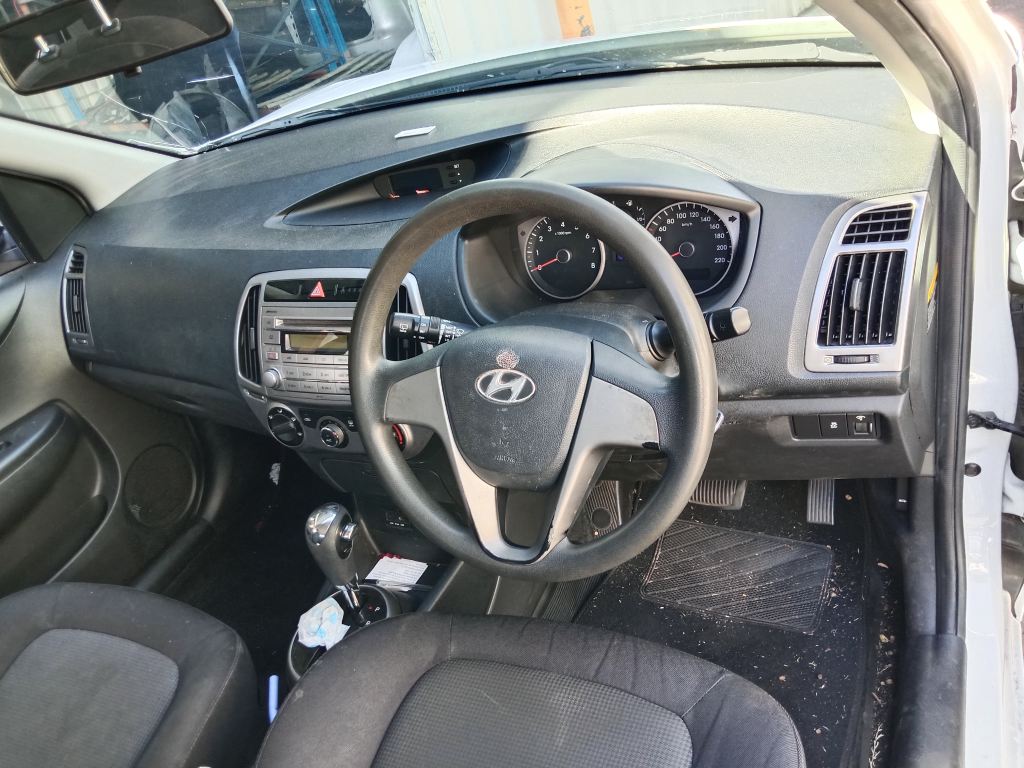 P5398 - Hyundai i20 2014 White Wrecking - Image 9