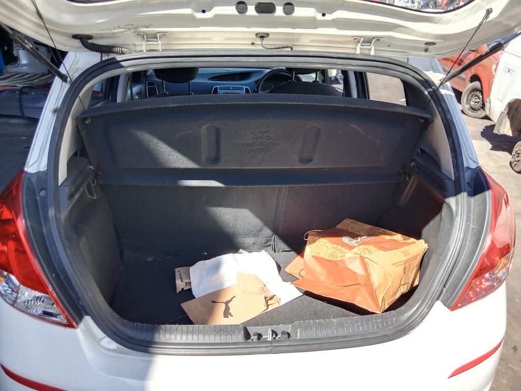 P5398 - Hyundai i20 2014 White Wrecking - Image 12