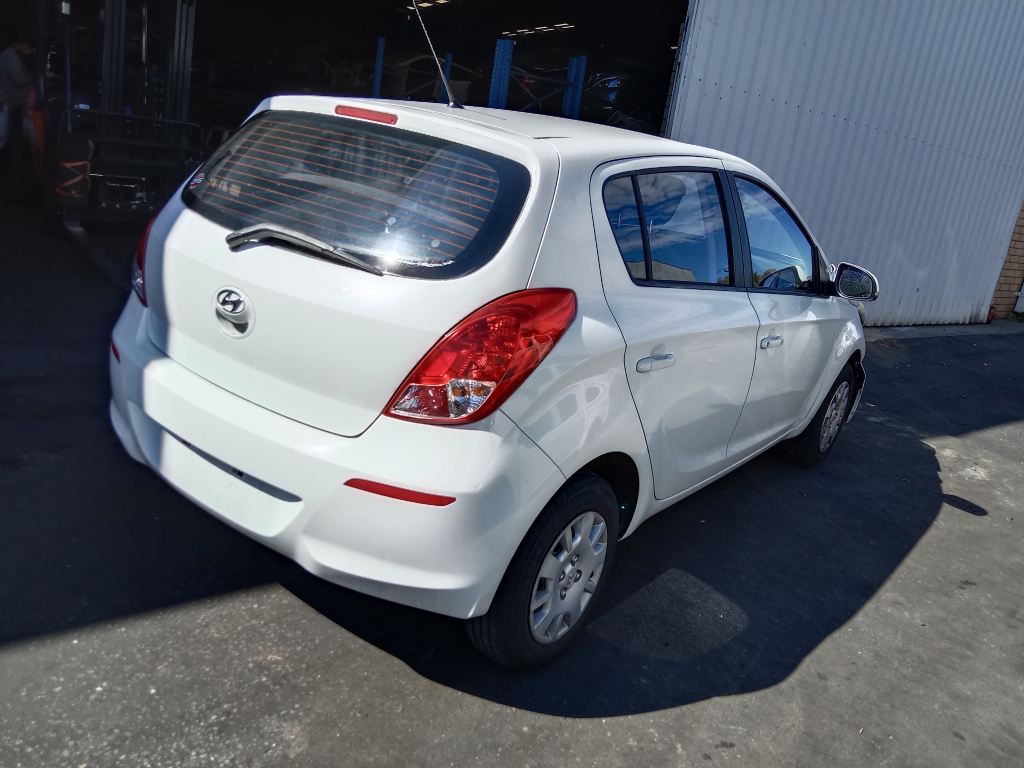 P5398 - Hyundai i20 2014 White Wrecking - Image 13