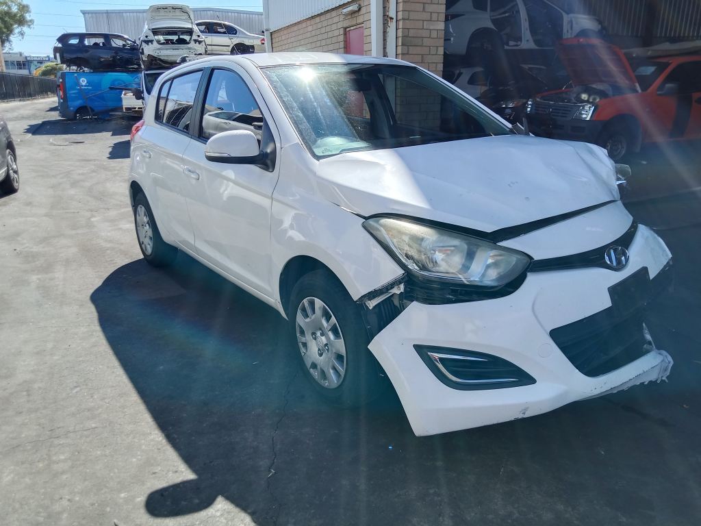 P5398 - Hyundai i20 2014 White Wrecking - Image 16
