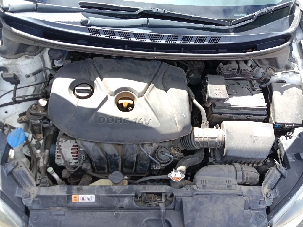 P5496 - Hyundai Elantra 2014 White Wrecking - Image 3