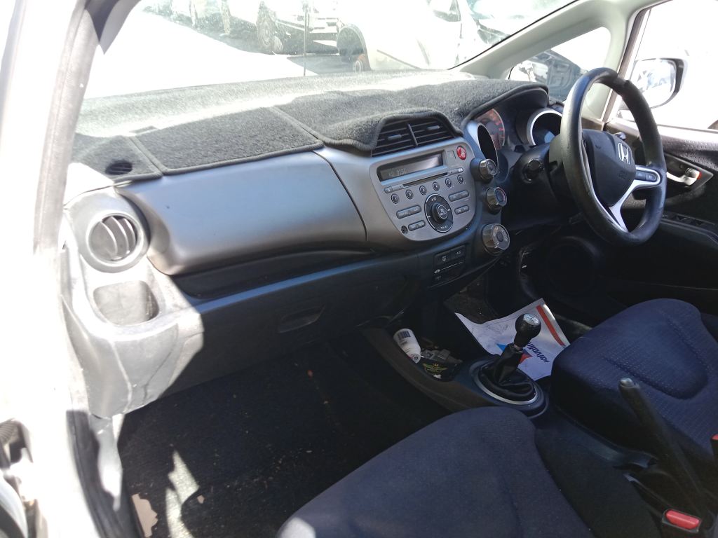 P5497 - Honda jazz 2011 White Wrecking - Image 4