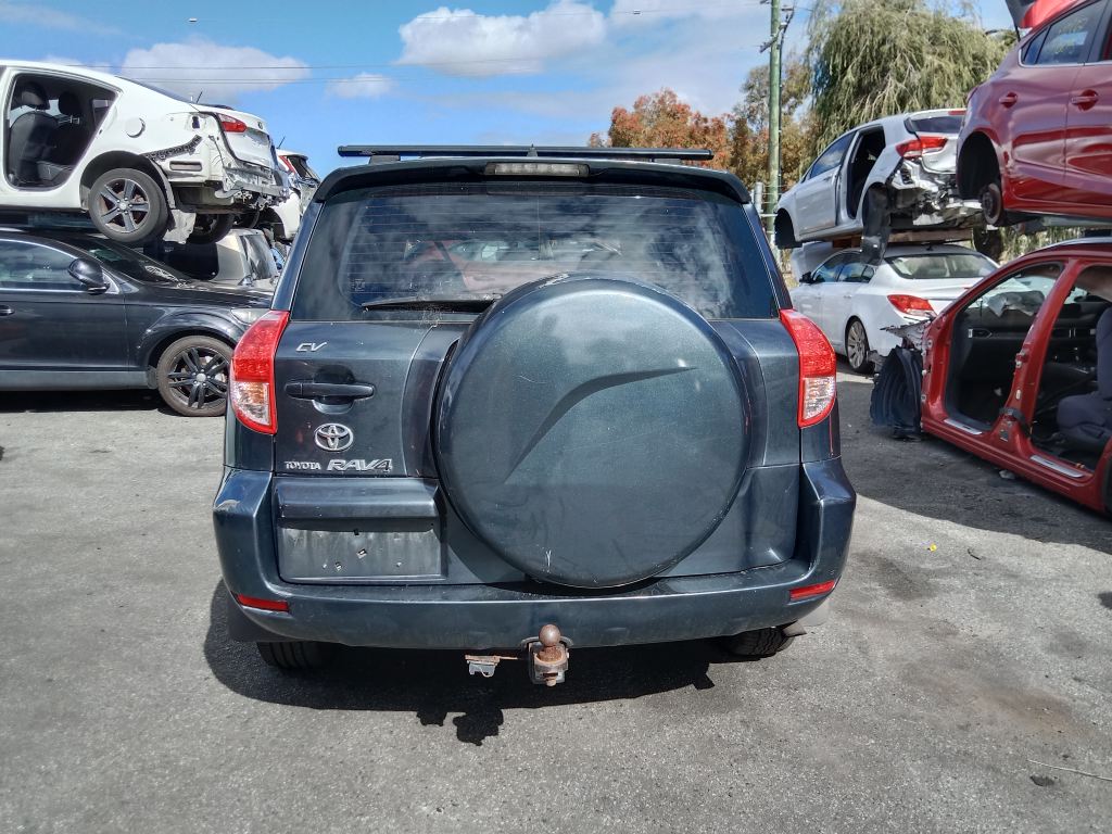 P5499 - Toyota RAV4 2007 Grey Wrecking - Image 10