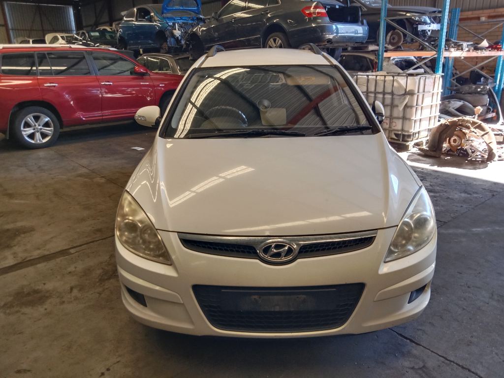 P5502 - Hyundai i30 wagon 2009 White Wrecking