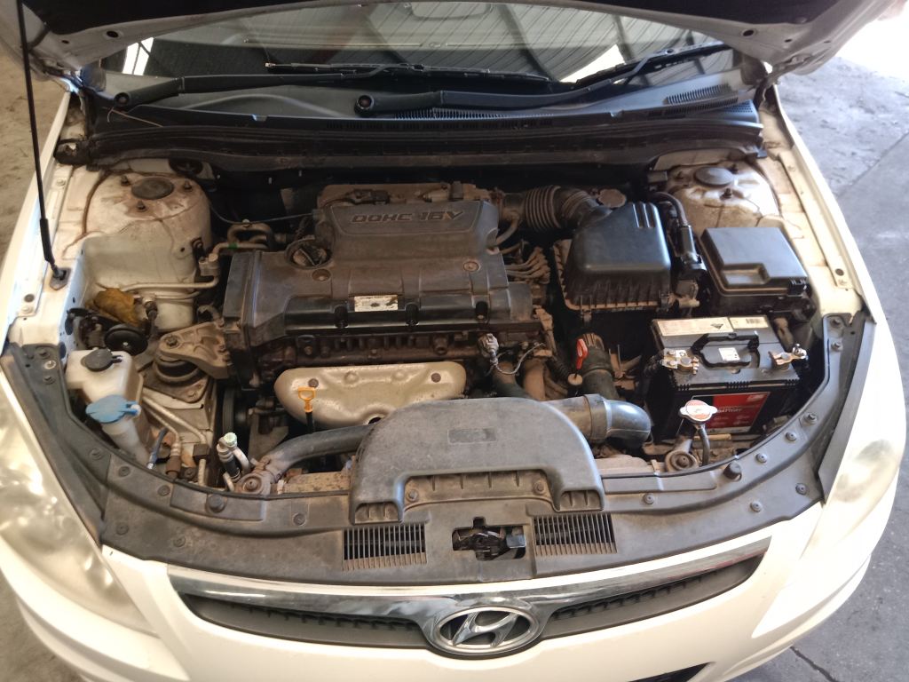 P5502 - Hyundai i30 wagon 2009 White Wrecking - Image 2