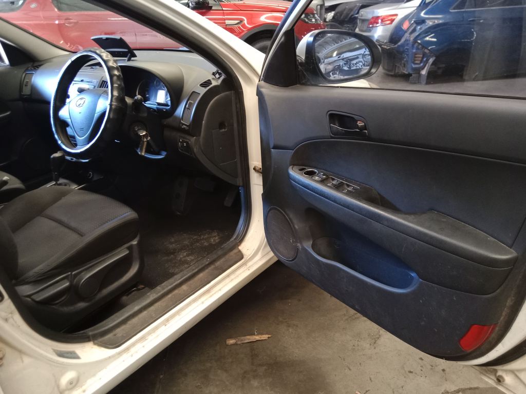 P5502 - Hyundai i30 wagon 2009 White Wrecking - Image 6