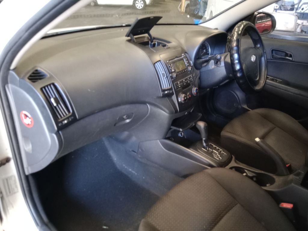 P5502 - Hyundai i30 wagon 2009 White Wrecking - Image 10