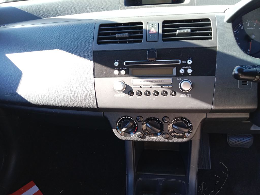 P5509 - Suzuki Swift 2005 Silver Wrecking - Image 4