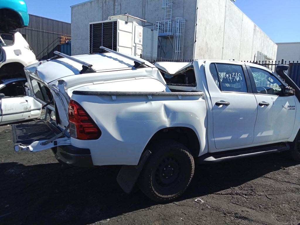 P5517 - Toyota Hilux 2021 White Wrecking - Image 13