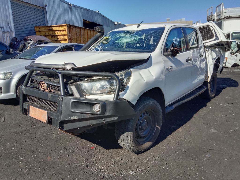 P5517 - Toyota Hilux 2021 White Wrecking - Image 16