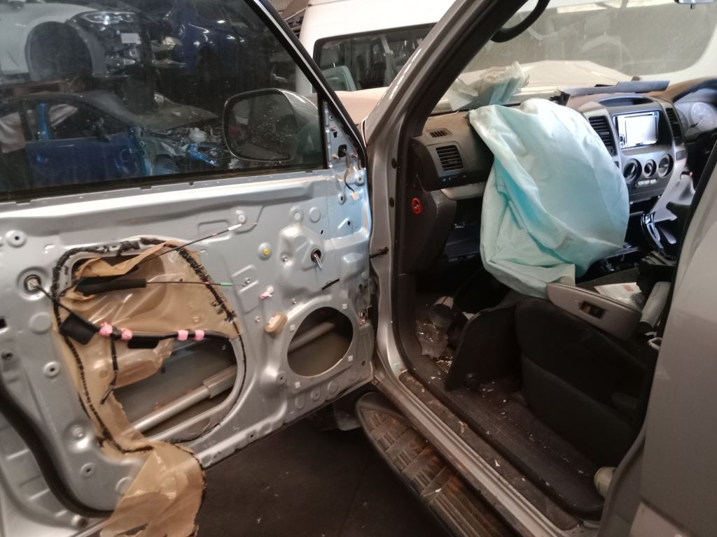 P5520 - Toyota Prado 120 series 2005 Silver Wrecking - Image 4
