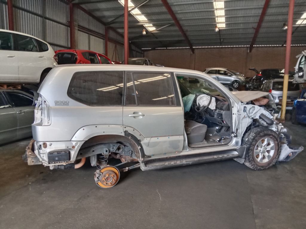 P5520 - Toyota Prado 120 series 2005 Silver Wrecking - Image 16