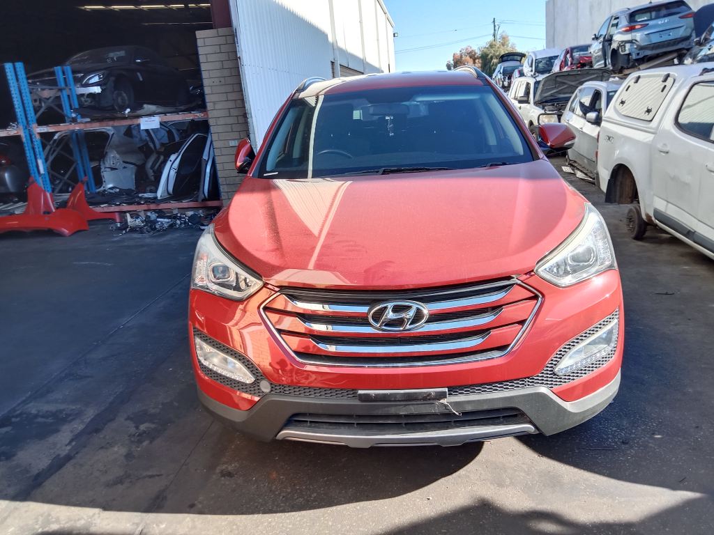 P5528 - Hyundai Santa Fe 2015 Red Wrecking