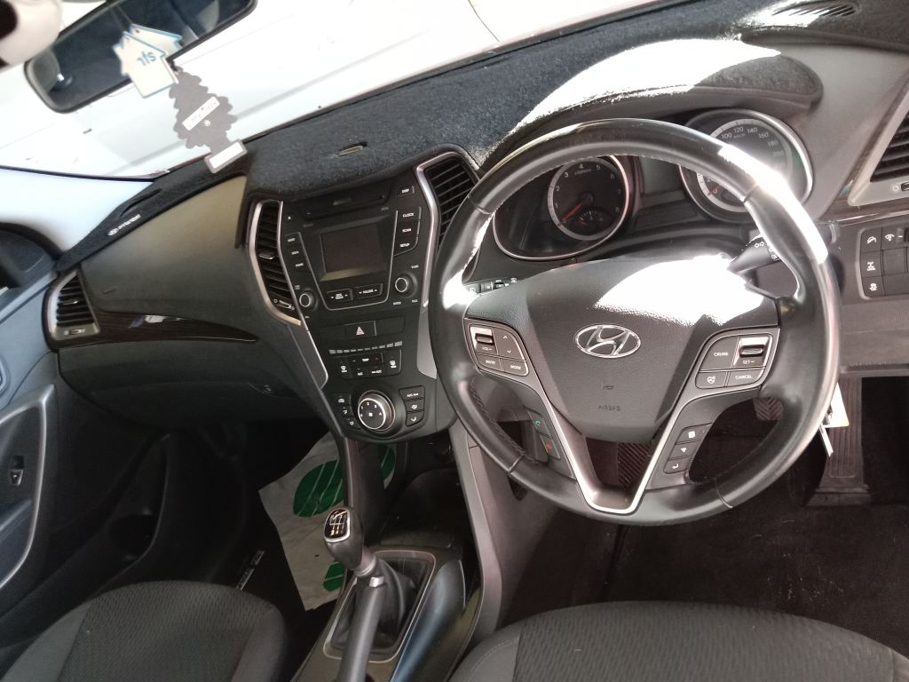 P5528 - Hyundai Santa Fe 2015 Red Wrecking - Image 2