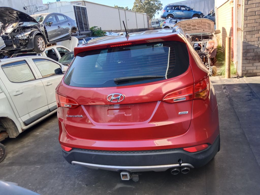 P5528 - Hyundai Santa Fe 2015 Red Wrecking - Image 14