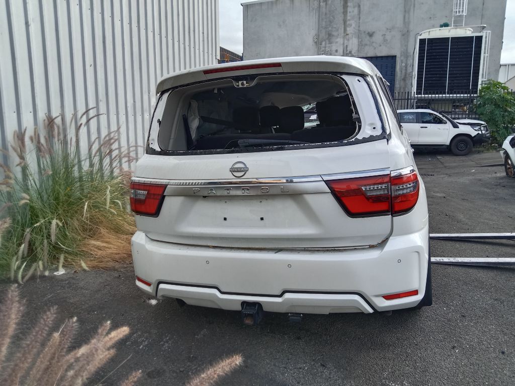 P5537 - Nissan patrol 2024 White Wrecking - Image 15