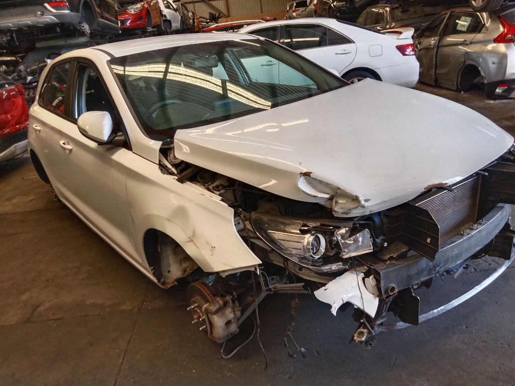 P5545 - Hyundai i30 2018 White Wrecking - Image 2