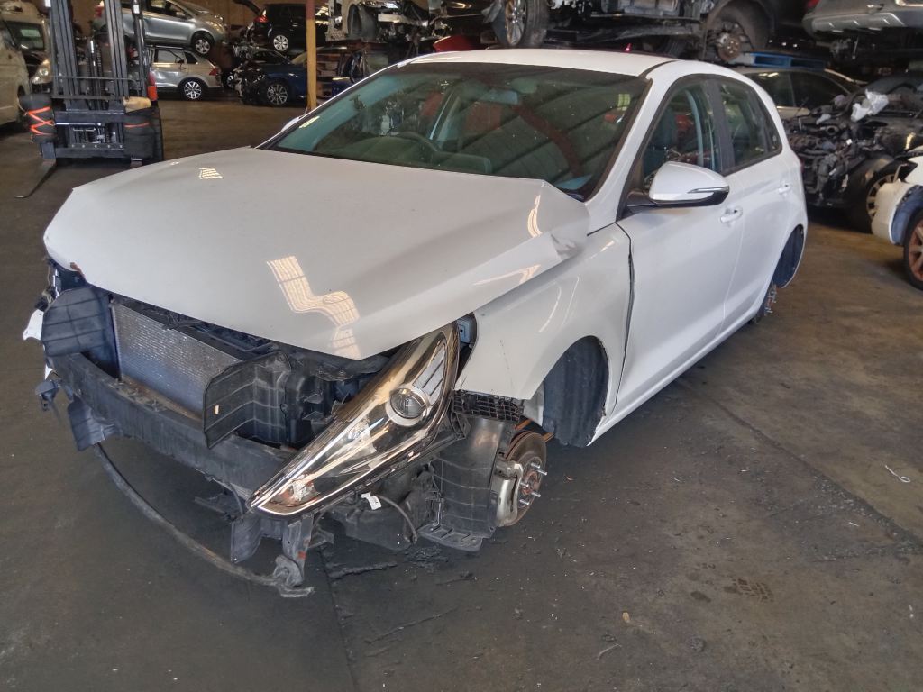 P5545 - Hyundai i30 2018 White Wrecking - Image 3