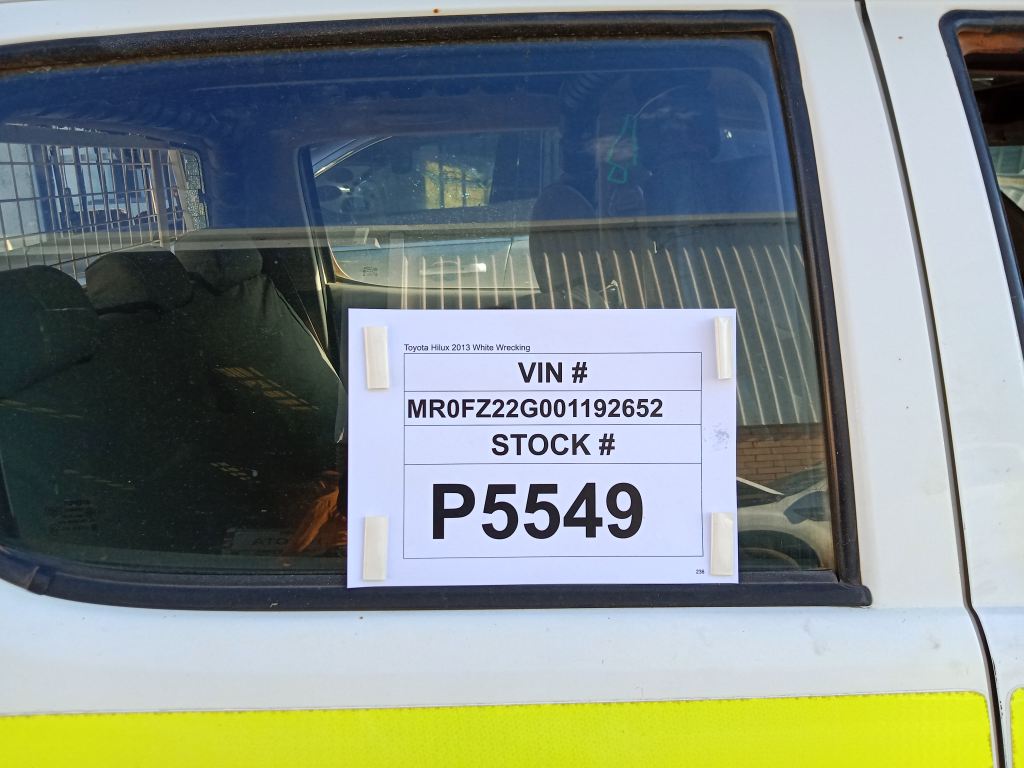P5549 - Toyota Hilux 2013 White Wrecking - Image 2
