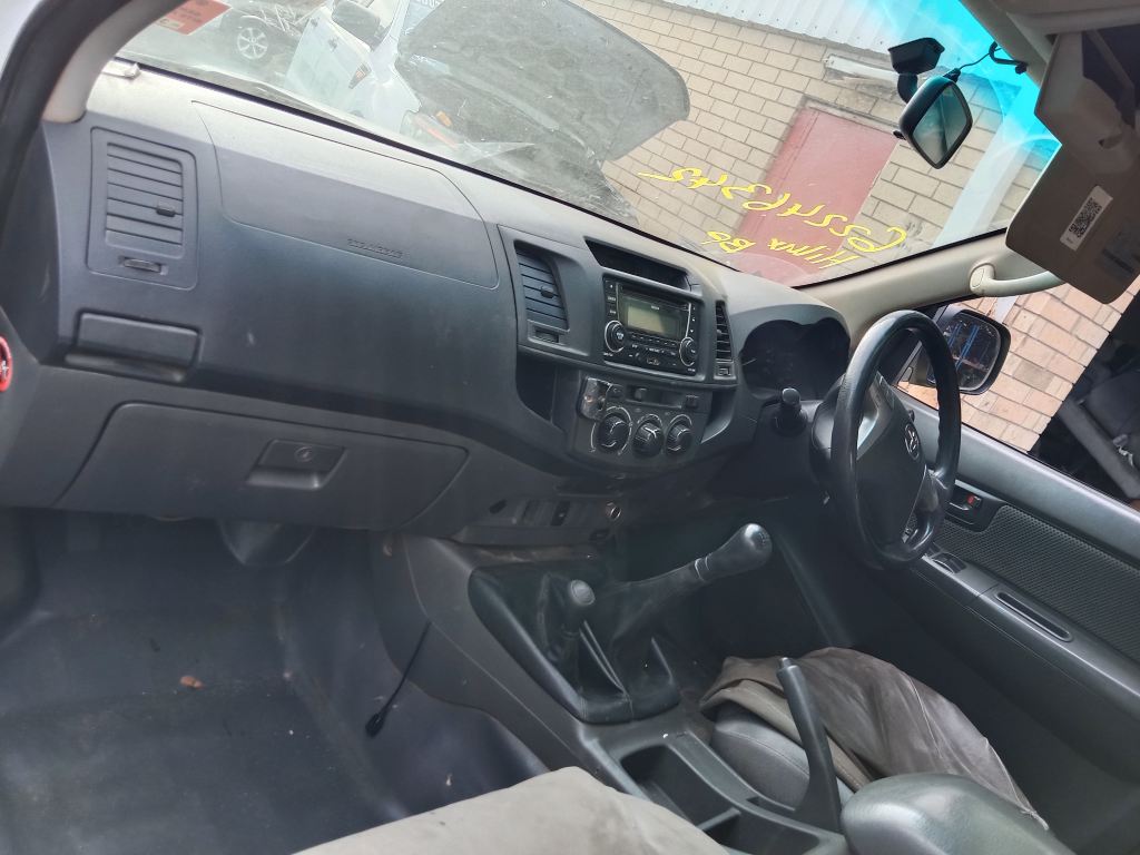P5549 - Toyota Hilux 2013 White Wrecking - Image 3