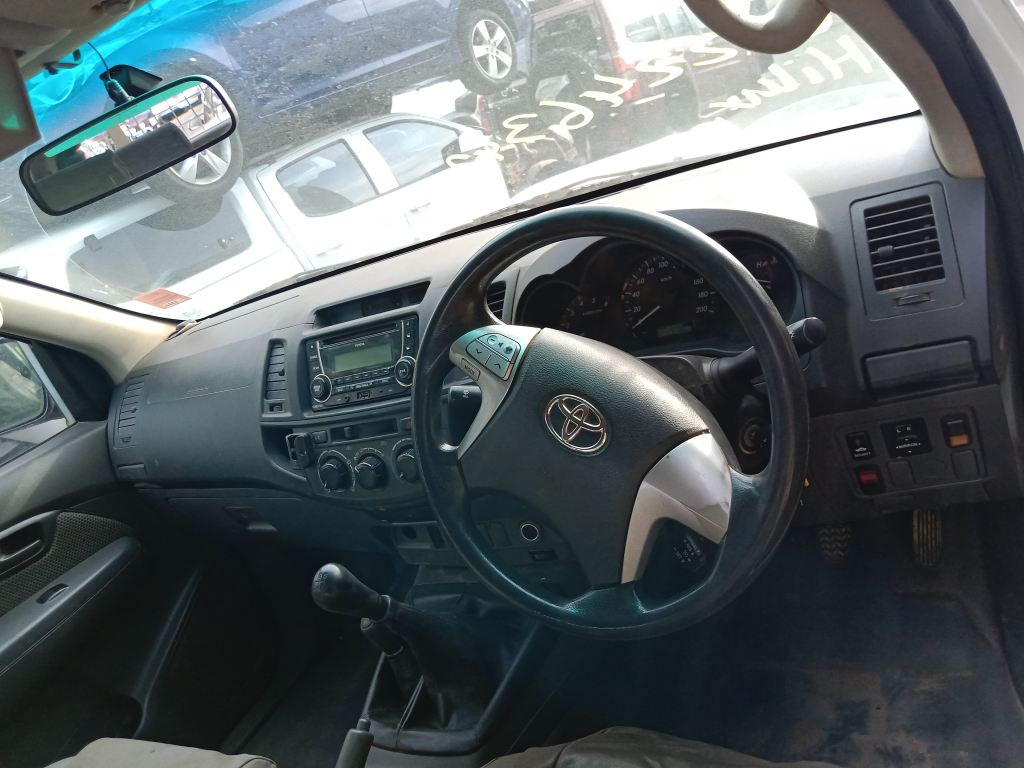 P5549 - Toyota Hilux 2013 White Wrecking - Image 7