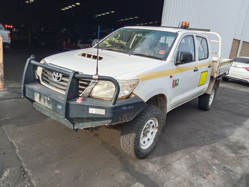 P5549 - Toyota Hilux 2013 White Wrecking - Image 9